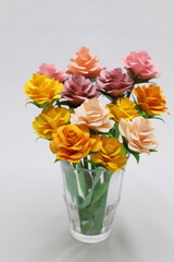 折り紙で作った手作りのバラの花