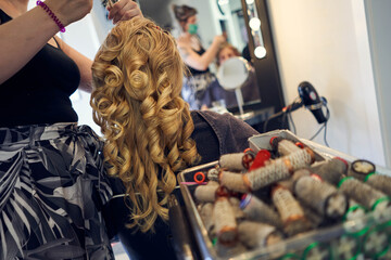 Blonde lockige Braut beim Friseur, getting ready