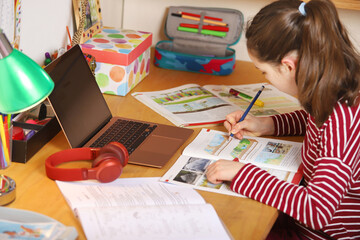 Ein Mädchen macht während der Coronakrise Schularbeiten zuhause am 13.01.2020