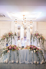 Fototapeta na wymiar Wedding decor made of flowers and fabric. Beautiful decorations for newlyweds on their wedding day