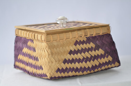 Traditional screw-pine box