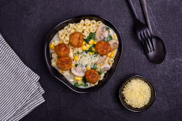Pasta with vegetables and meatballs