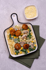 Pasta with vegetables and meatballs