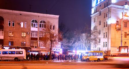 Obraz premium people at a bus stop in a night European city