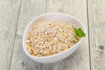 Raw oats in the bowl