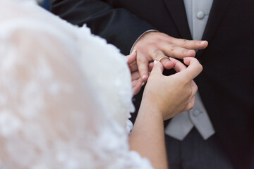 poniendo anillos de boda novios