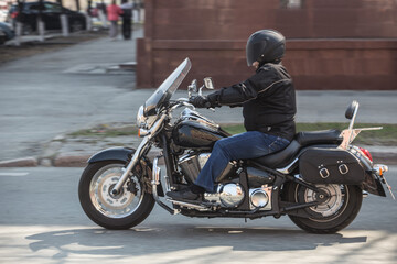 Fototapeta na wymiar motorcyclist on motorcycle moves on city