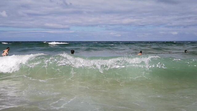 Baignade &agrave; l'oc&eacute;an - enfants jouant dans les vagues