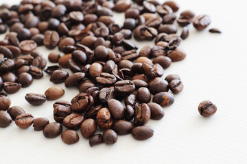 roasted coffee beans on white wooden background
