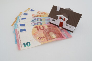 billets alignés et maison