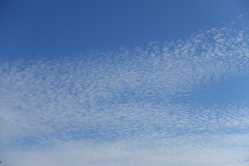 Obraz premium A mackerel sky with clouds in rippling pattern in mid winter
