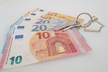 billets euros et clefs