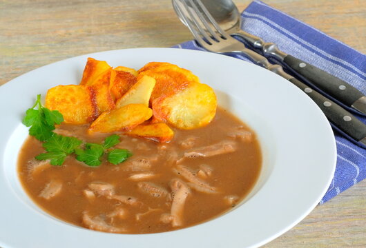 saure Kutteln mit Bratkartoffeln