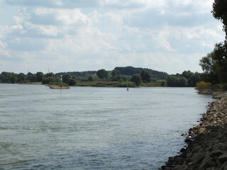 Rheinufer mit Schiff