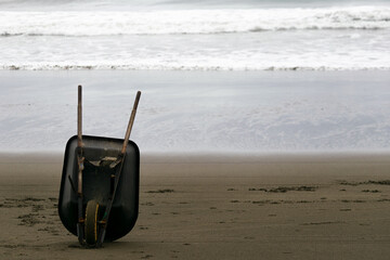 Carretilla abandonada en la playa