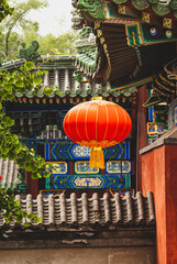 Dekorativer roter chinesischer Ballon - mit historischen Architekturdetails im Hintergrund
