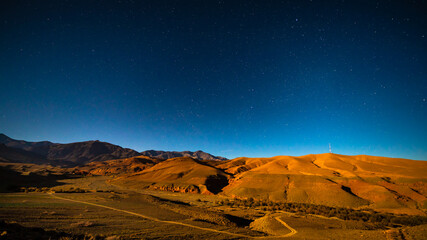 Obraz premium desert landscape with mountains by night
