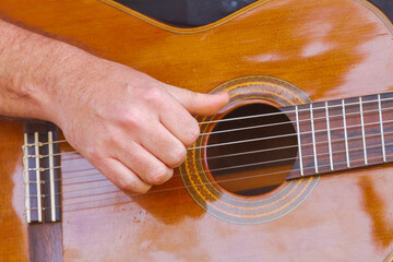 Detalhe de mão de músico tocando baixo acústico