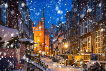Fototapeta na wymiar Beautiful Mariacka street in Gdansk at snowy winter, Poland