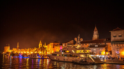Fototapeta na wymiar Yacht vor historischer Altstadt bei Nacht