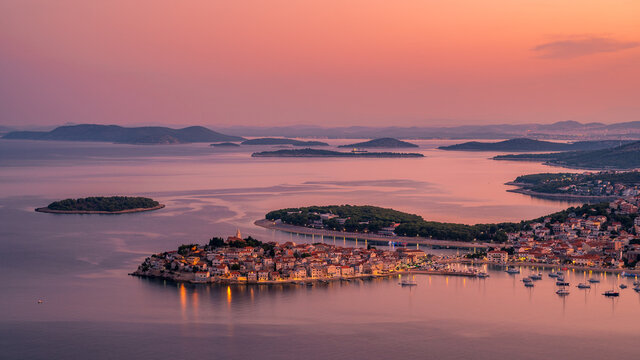 Kroatische K&uuml;ste im Morgenlicht kurz vor Sonnenaufgang
