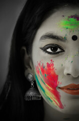 CLOSE SHOT OF A YOUNG WOMAN WITH GULAL ON HER FACE
