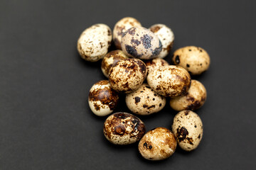 Obraz premium Quail eggs, isolated on a black background
