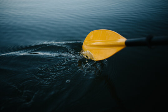 Gelbes Ruder im Wasser