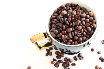 roasted coffee beans in black cup