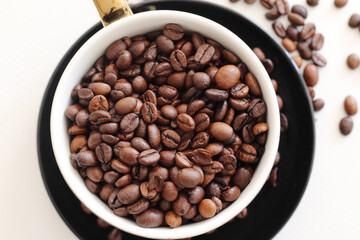 roasted coffee beans in black cup