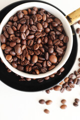 roasted coffee beans in black cup