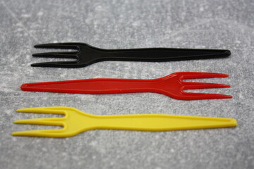 Bunte Pommes-Gabeln aus Plastik