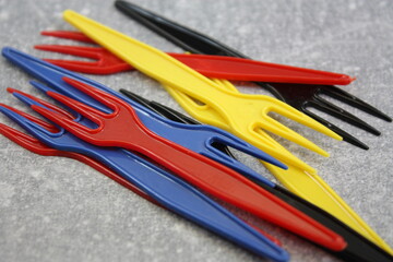 Bunte Pommes-Gabeln aus Plastik