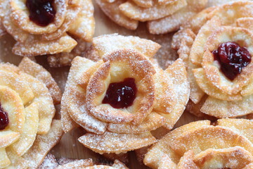 Róże karnawałowe z konfiturą i cukrem pudrem – tradycyjne polskie ciastka jedzone w czasie karnawału, tłustego czwartku i ostatków © Monika