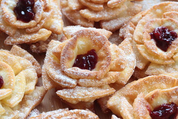 Róże karnawałowe z konfiturą i cukrem pudrem – tradycyjne polskie ciastka jedzone w czasie karnawału, tłustego czwartku i ostatków © Monika