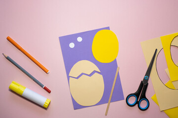 Naklejka premium Easter greeting card in egg shape. How to make children's paper craft. Step 4. Simple creative art project. Step by step instructions. Homemade easy paper applications. DIY concept.