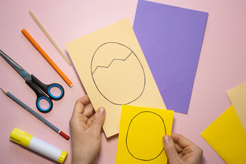 Naklejka premium Easter greeting card in egg shape. How to make children's paper craft. Step 2. Simple creative art project. Step by step instructions. Homemade easy paper applications. DIY concept.