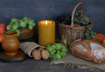 Erntedankfest, Kerze mit Brot Trauben und Wein