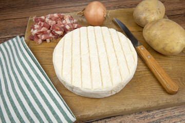 fromage reblochon pour tartiflette et lardons de porc
