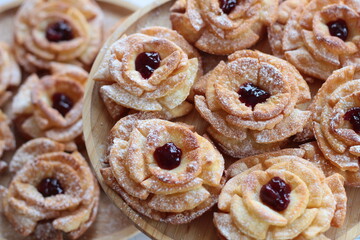 Róże karnawałowe z konfiturą i cukrem pudrem – tradycyjne polskie ciastka jedzone w czasie karnawału, tłustego czwartku i ostatków © Monika