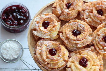 Róże karnawałowe z konfiturą i cukrem pudrem – tradycyjne polskie ciastka jedzone w czasie karnawału, tłustego czwartku i ostatków © Monika