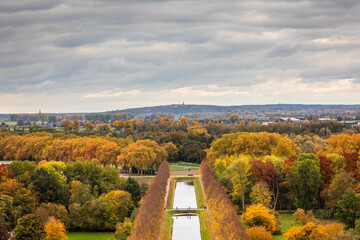 Blick über einen herbstlichen Wald und Kanal