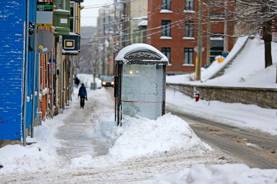 une rue enneig&eacute;e en hiver