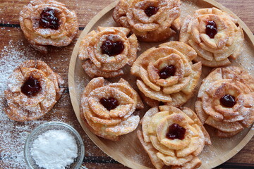 Róże karnawałowe z konfiturą i cukrem pudrem – tradycyjne polskie ciastka jedzone w czasie karnawału, tłustego czwartku i ostatków © Monika