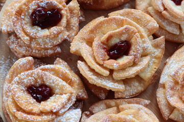 Róże karnawałowe z konfiturą i cukrem pudrem – tradycyjne polskie ciastka jedzone w czasie karnawału, tłustego czwartku i ostatków © Monika