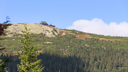 Fototapeta na wymiar Distant view of shelter on Szrenica in Giant mountains