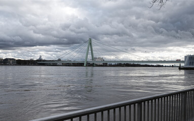 Severinsbrücke in Köln bei Hochwasser