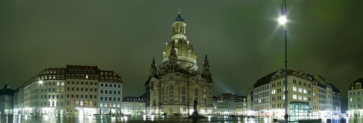 Frauenkirche mit schönen Barockhäusern bei regnerischem Wetter in der Nacht