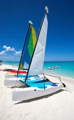 Fotobehang Seven Mile Beach, Grand Cayman Seven Mile Beach, catamaran zeilboot. Kaaimaneilanden, Grand Cayman, Seven Mile Beach - Kaaimaneilanden, Caraïben, Zeilen
