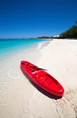 Fotobehang Seven Mile Beach, Grand Cayman Kleurrijke rode kajaks met peddels op een tropisch strand op zomerdag. Seven Mile Beach, Grand Cayman, Cayman Island, Caraïben